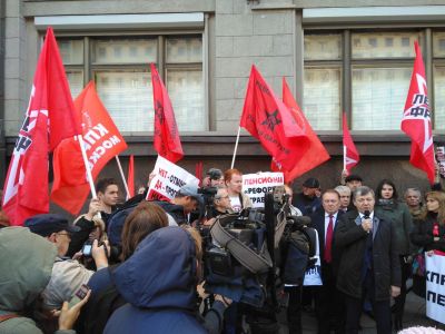 Стихийный митинг против пенсионной реформы у Госдумы. Фото: twitter.com/s_udaltsov