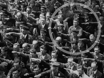 Единственный воздержавшийся (Август Ландмессер и толпа с нацистским приветствием, Германия, 1938). Фото: forum.yurclub.ru