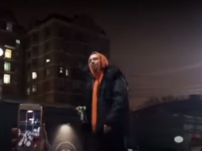 Выступление рэпера "Хаски" с крыши автомобиля, Краснодар, 21.11.18. Скрин видео: www.youtube.com/watch?v=gKo2j9rCM3o