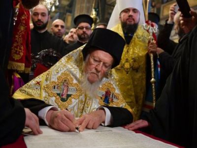 Вселенский патриарх Варфоломей подписывает Томос об автокефалии. Фото: bbc.com