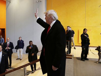 Президент США Дональд Трамп в фойе Нью-Йорк-Таймс-билдинг в Нью-Йорке. Фото: Mark Lennihan