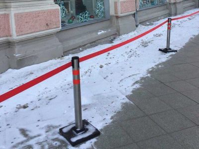 Новые ограждения от падения сосулек в Москве. Фото: meduza.io