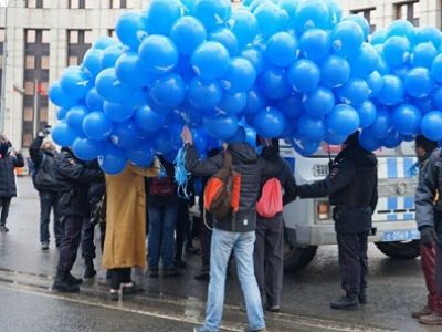 Синие шары на митинге за свободный интернет. Фото: theins.ru