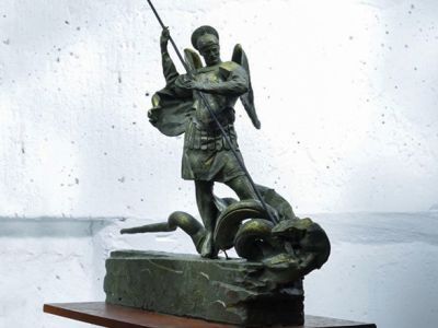 Скульптура архангела Михаила у входа в СКР. Фото: Союз ветеранов следствия