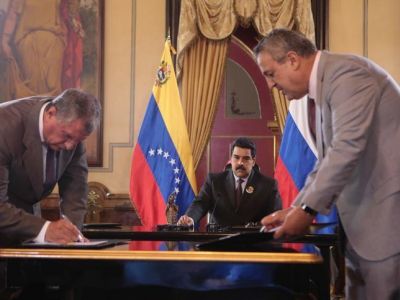 Глава Роснефти Игорь Сечин и президент PDVSA Эулохио дель Пино подписывают соглашение в Каракасе. Фото: Miraflores Palace/Handout via REUTERS
