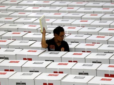 Рабочий несет избирательные материалы на складе в Джакарте, Индонезия, 15 апреля 2019 года. Фото: REUTERS