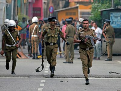 Полицейские в столице Шри-Ланки Коломбо. 22 апреля 2019. Фото: REUTERS / Dinuka Liyanawatte