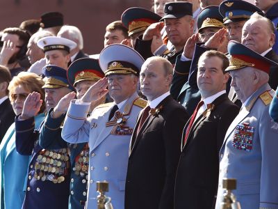 Президент РФ Владимир Путин (третий справа) и премьер-министр РФ Дмитрий Медведев во время военного парада на Красной площади. Фото: ТАСС