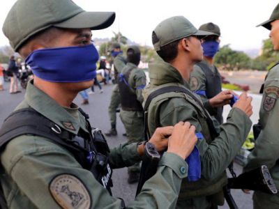 Национальные гвардейцы Венесуэлы, перешедшие на сторону законной власти ("синие повязки"), 30.4.19. Фото: t.me/worldprotest