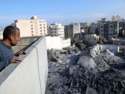 Палестинец смотрит на остатки здания, которое было разрушено в результате израильских воздушных ударов, в городе Газа, 13 ноября 2018 года. Фото: Reuters / Suhaib Salem.