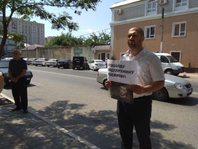 Пикет в поддержку журналиста Гаджиева. Фото: t.me/riaderbent