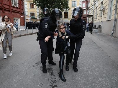 Задержание юриста ФБК Любови Соболь. Фото: vedomosti.ru