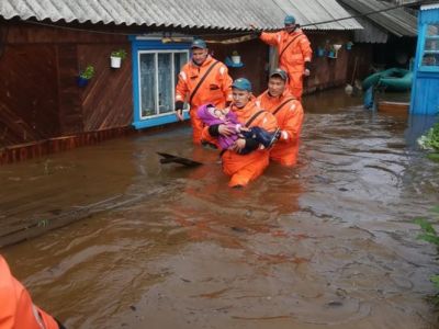 Эвакуация населения из зоны подтопления в Иркутской области. Фото: МЧС России по Иркутской области
