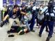 Бой протестующих с полицией в аэропорту Гонконга. Фото: t.me/worldprotest/3394