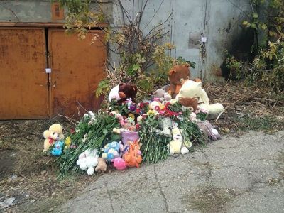 Цветы на месте убийства девочки в Саратове. Фото: Алексей Кошелев / РИА Новости