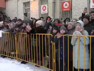 Загон для встречающих Путина в Череповце, 4.02.20. Скрин виде НТВ