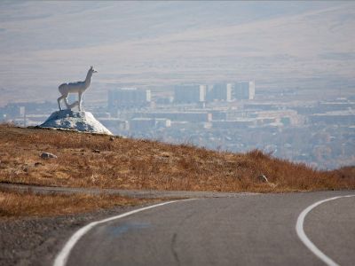 Символ Кызыла, стоящий на въезде в город с севера по федеральной автотрассе М54 "Енисей". Фото: nesiditsa.ru
