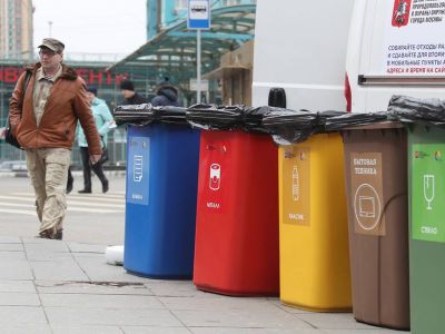 Мусорные баки, раздельный сбор мусора. Фото:Артем Коротаев/ТАСС