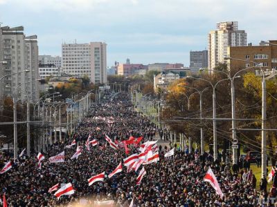 Колонна участников воскресного марша на Партизанском проспекте в Минске. Фото: TUT.BY