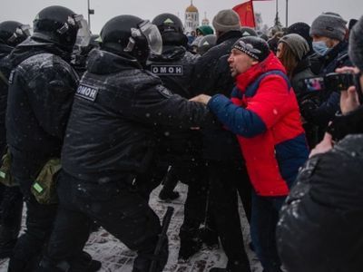 ОМОН против протестующих. Фото: Владимир Лапкин, Каспаров.Ru