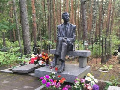 Памятник Михаилу Зощенко на Сестрорецком кладбище. Фото: club.berkovich-zametki.com