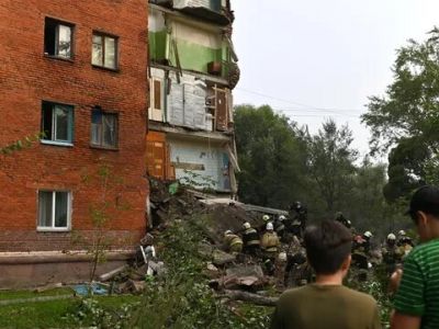 Сотрудники МЧС России на месте частичного обрушения жилого дома в Омске. Фото: Алексей Мальгавко / РИА Новости