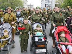 Дети и родители в военной форме