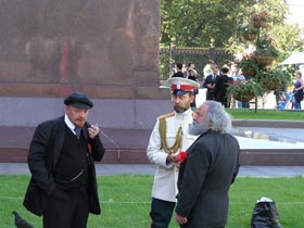 Актеры, изображающие Ленина, Маркса и николая II на красной площади. Фото с сайта photo.rtelekom.ru