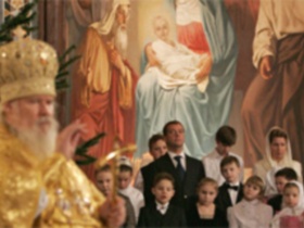 Патриарх и Медведев в храме. Фото: РИА Новости