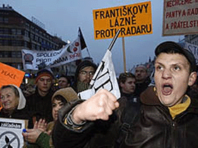Демонстрация против размещения РЛС США в Чехии. Фото: news.runet.ru, relaxyourself.ru