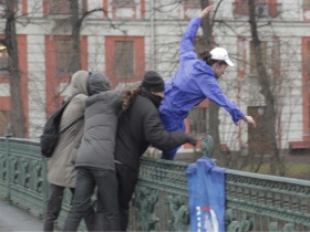 Агитатора "Единой России" сбросили в реку. Фото с сайта http://www.neva24.ru/