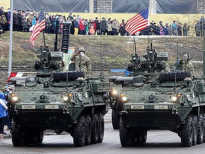 Парад сил НАТО в Эстонии Фото: http://www.telegraph.co.uk/news/worldnews/europe/estonia/11433764/US-and-British-army-parade-300-yards-from-Russia-border.html