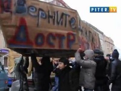 Петербургские дольщики установили муляж яхты у офиса застройщика. Фото: realty.lenta.ru