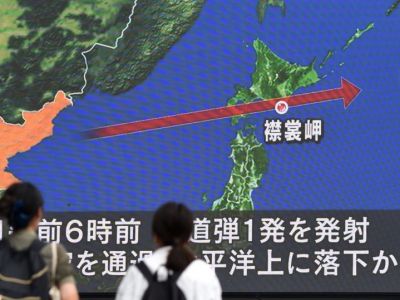 Токийцы смотрят на экране сообщение о северокорейской ракете, 29.8.17. Фото AFP, источник - svoboda.org