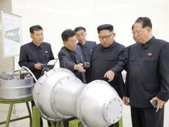 Ким Че Ын, советники и деталь ракеты. Фото: nikkei.com