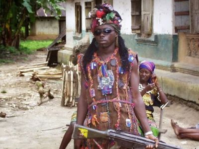 Ополченец-"камаджор" времен гражданской войны в Сьерра-Леоне. Фото: pikabu.ru