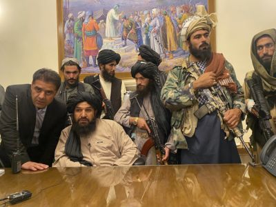 Боевики движения Талибан (запрещено в России) в захваченном президентском дворце Афганистана в Кабуле, 15 августа 2021 год. Фото: Zabi Karimi / AP