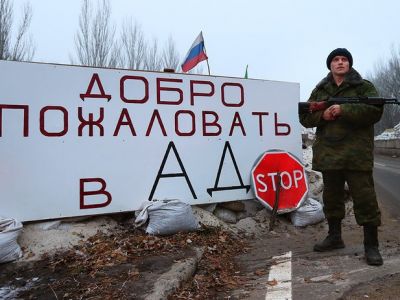Ополченец "ДНР" на блокпосту на въезде в Горловку. Фото: Валерий Шарифулин/ТАСС