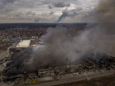 Завод и магазин горят после обстрела в Ирпене, на окраине Киева, Украина, в воскресенье, 6 марта 2022 года. Фото: Emilio Morenatti / AP Photo