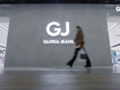 Женщина проходит мимо магазина Gloria Jeans в ТЦ Columbus в Москве. Фото: Gloria Jeans / РИА Новости