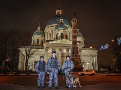 Полиция у Троице-Измайловского собора в рождественскую ночь, Санкт-Петербург, 7.01.25. Фото: t.me/fontankaspb